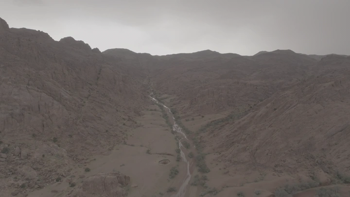 منظر جبلي في حائل بعد الأمطار، لقطة جوية.