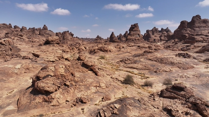 جبال صخرية في منطقة المسمى بحائل، لقطة جوية.