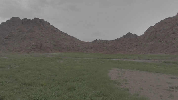 جبال ومنطقة خضراء في حائل خلال الربيع، لقطة أرضية.