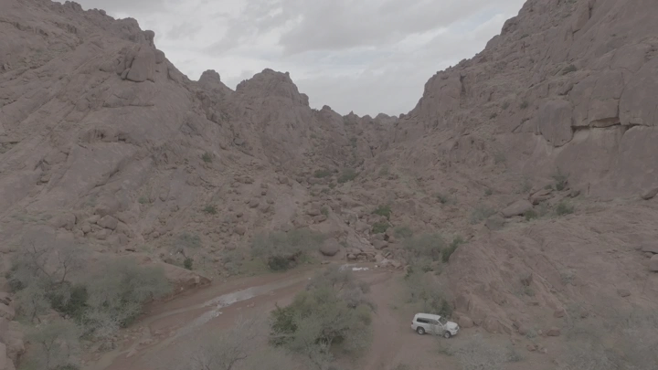 جبال في منطقة حائل بعد الأمطار، لقطة جوية.