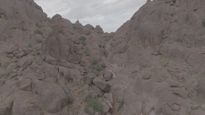 جبال صخرية في حائل بعد الأمطار، لقطة جوية.