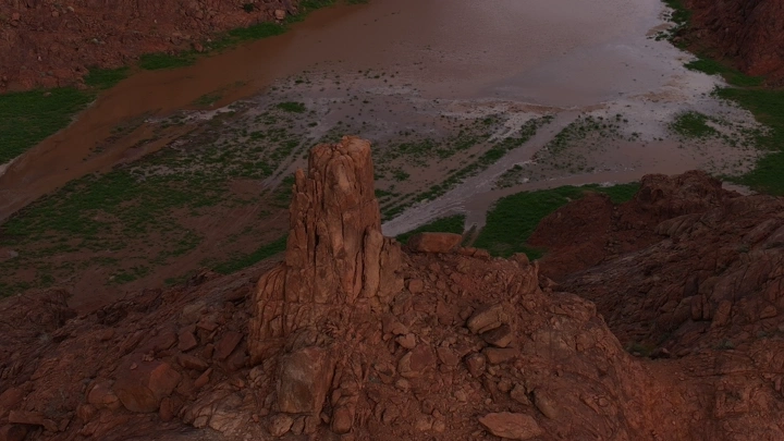 صخرة بارزة في حائل بعد الأمطار الربيع، لقطة جوية.