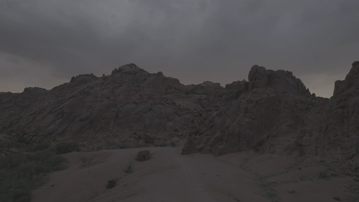 جبال حائل تحت الأمطار عند الغروب، لقطة جوية.