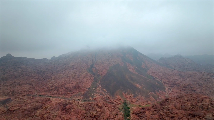 جبل مغطى بالضباب في منطقة حائل، لقطة جوية.