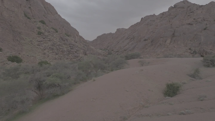 جبال حائل بعد الأمطار، منظر طبيعي خلاب، لقطة من الأرض.