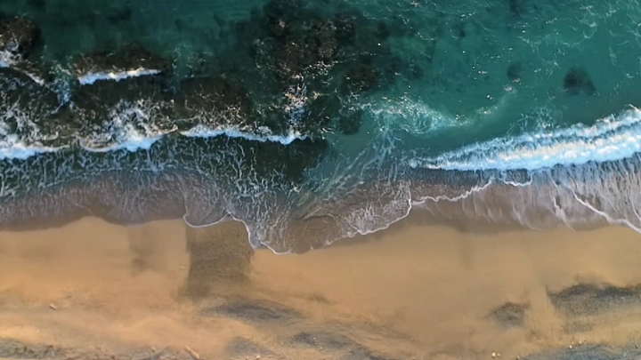 شاطئ البحر الأحمر من الأعلى، لقطة جوية إسقاطية.