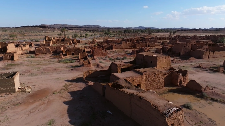 قرية طينية قديمة في الصحراء، لقطة جوية.