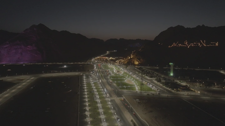 ممشى وحديقة الفجر ليلاً في حائل، لقطة جوية.