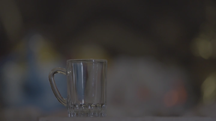 كاسة شاي على طاولة، لقطة قريبة.