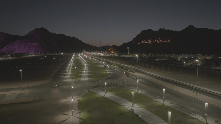 ممشى وحديقة الفجر ليلاً بإضاءة جميلة، لقطة جوية.