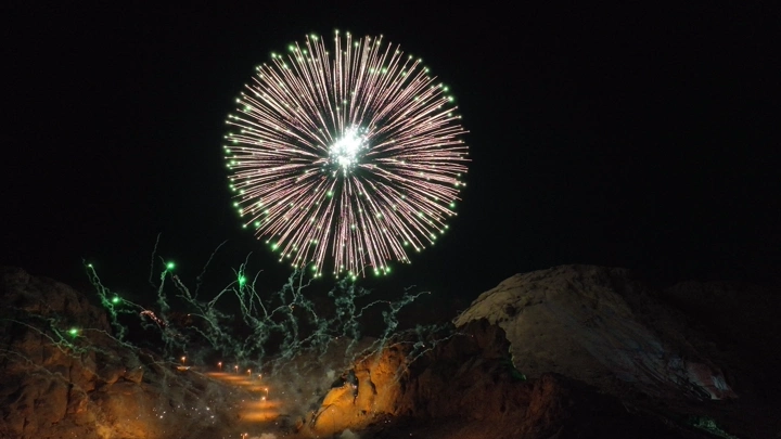 عرض ألعاب نارية في الليل، تصوير ليلي.