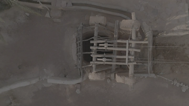 السواني مع الابل و الابار الاثريه من الأعلى، لقطة جوية.