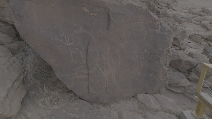نقوش صخرية في جبل أم سنمان في جبة، لقطة جوية.