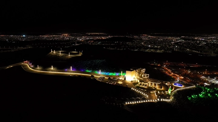 إطلالة ليلية على جبل السمراء في حائل، تصوير جوي.