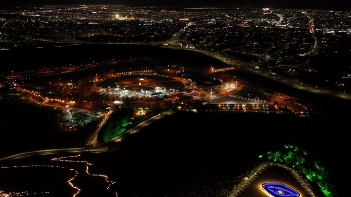 إطلالة ليلية من جبل السمراء في حائل، لقطة جوية.