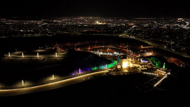 إطلالة ليلية من جبل السمراء في حائل، تصوير جوي.