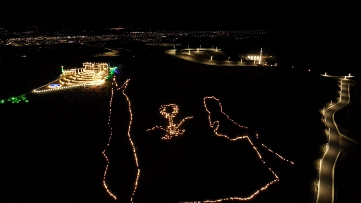 خريطة المملكة في مطل جبل السمراء موقدة حاتم الطائي ليلاً حائل، لقطة جوية.