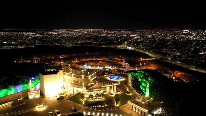 منظر ليلي لمدينة حائل من مطل جبل السمراء، لقطة جوية.