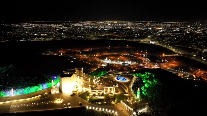 إطلالة ليلية على مدينة حائل المضاءة من جبل السمراء، لقطة جوية.