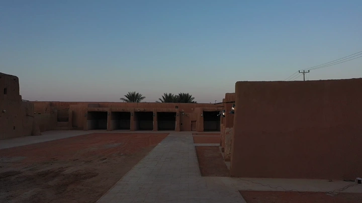 قصر الملك عبدالعزيز الاثري في لينة عند الغروب، لقطة من مستوى الأرض.