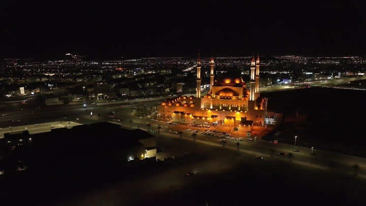 جامع الراجحي مضاء في حائل ليلاً، لقطة جوية.