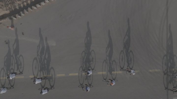 دراجات على الطريق في يوم مشمس، لقطة جوية.