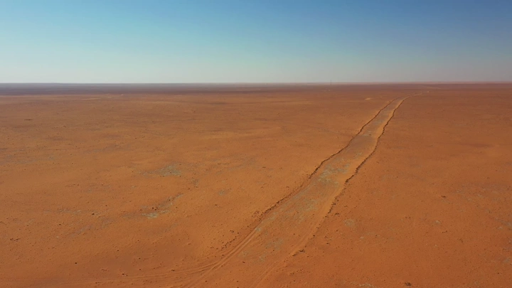 طريق درب زبيدة في الصحراء، لقطة جوية.