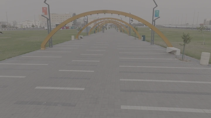 ممشى وحديقة الزهرة في حائل، لقطة جوية واسعة.