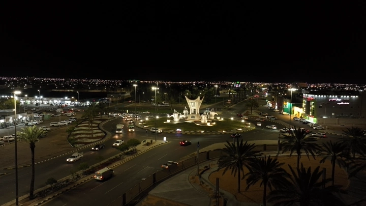 دوار الدلال في حائل ليلاً، لقطة جوية.