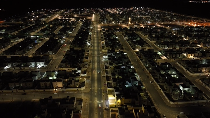 مخطط سكني في حائل ليلاً، لقطة جوية.