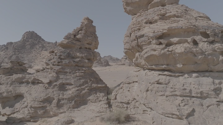 تكوينات صخرية في جبال أم سنمان جبة حائل، لقطة جوية نهارية.