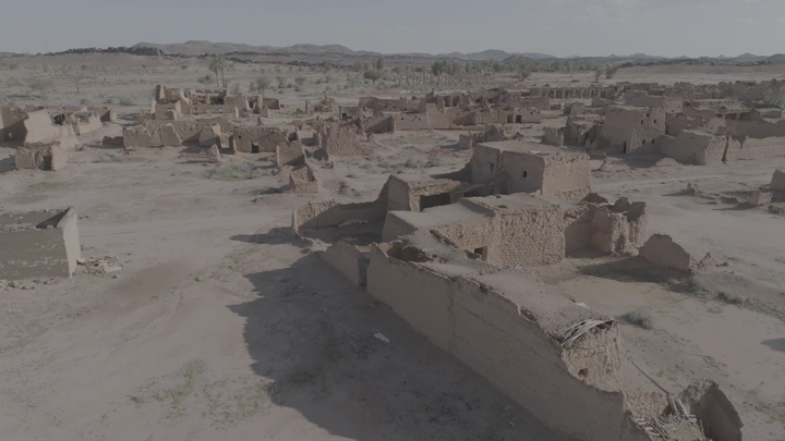 أطلال بيوت طينية في حائل، لقطة جوية.