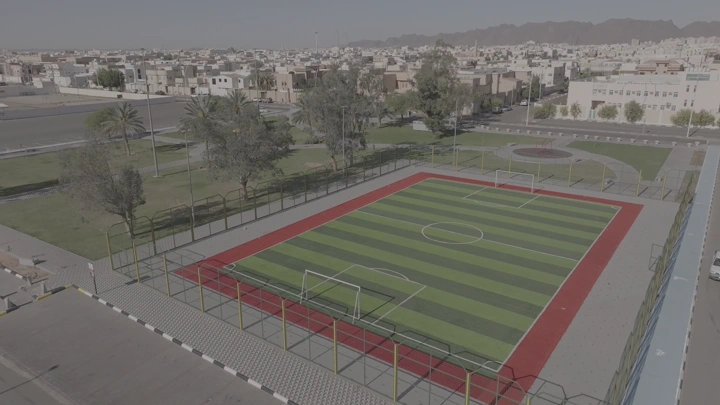 ملعب كرة قدم في حديقة حائل، لقطة جوية.