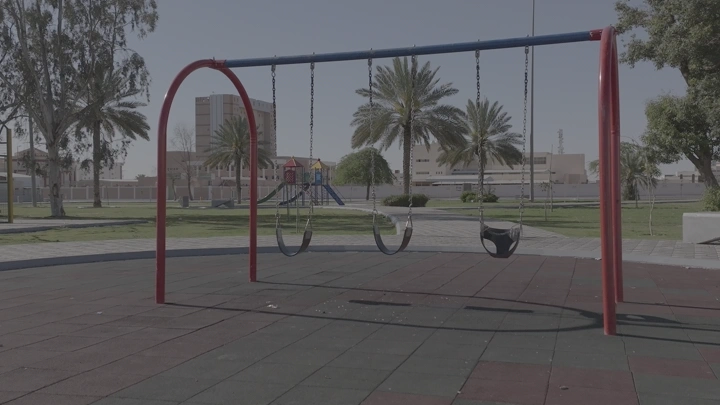 أرجوحة في حديقة حائل العامة خلال النهار، لقطة واسعة.