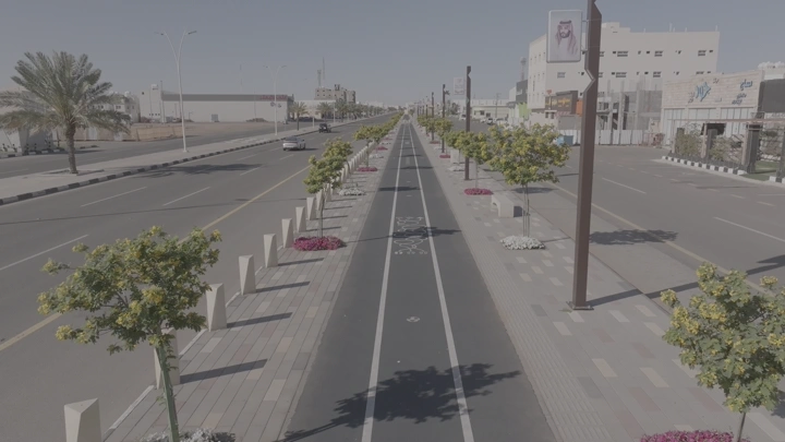 ممشى على طريق الامير سعود بن عبدالمحسن في حائل، لقطة جوية نهارية.