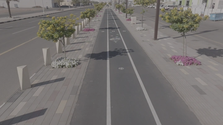 ممشى وحديقة عامة في حائل، لقطة جوية نهارية.