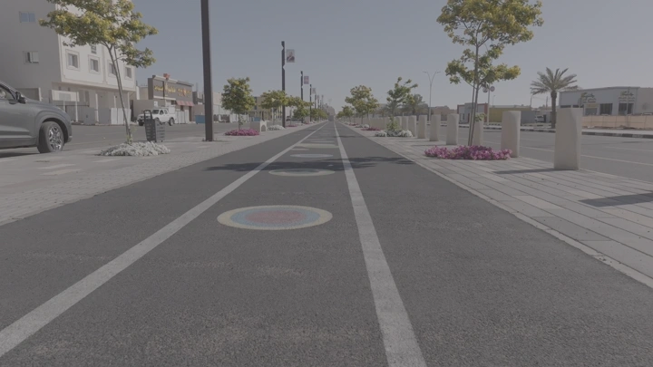 ممشى في حديقة عامة بحائل، لقطة من مستوى الشارع.