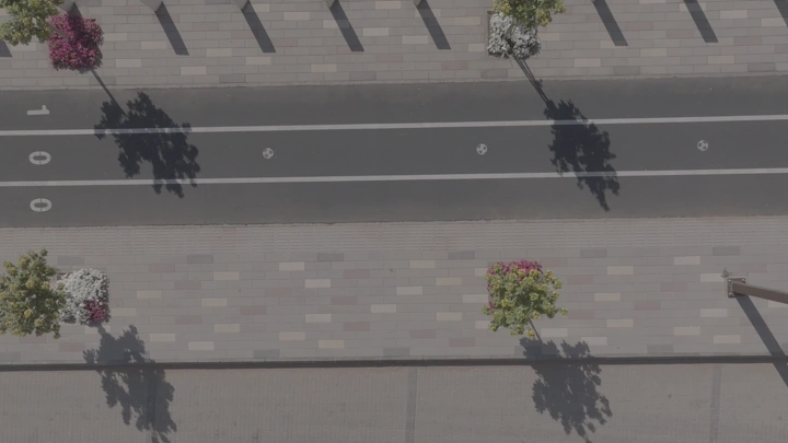 ممشى وحديقة عامة في حائل، لقطة جوية نهارية.