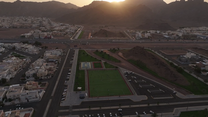 حديقة وملعب كرة قدم عند الغروب في حائل، لقطة جوية.