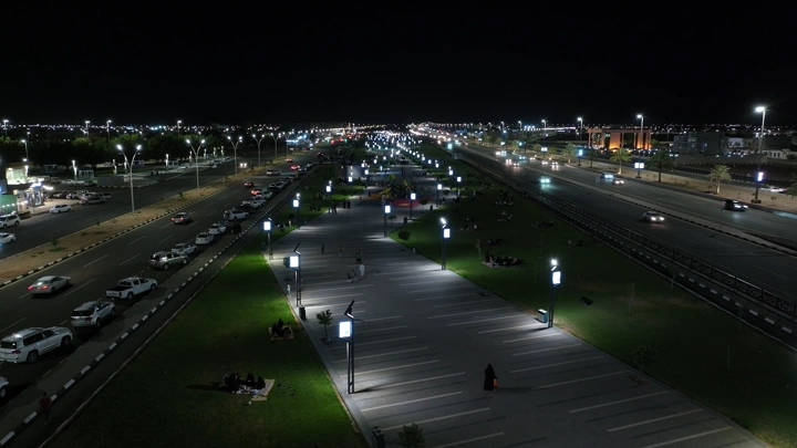 حديقة الورود في حائل ليلاً، لقطة جوية.