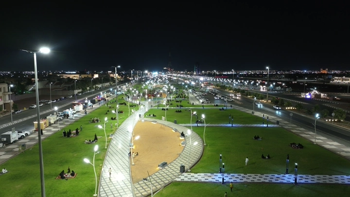 حديقة بهجة في حائل ليلاً، منظر جوي.