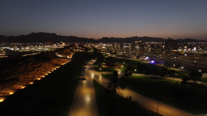 منظر جوي لحديقة حائل العامة ليلاً، تصوير جوي.