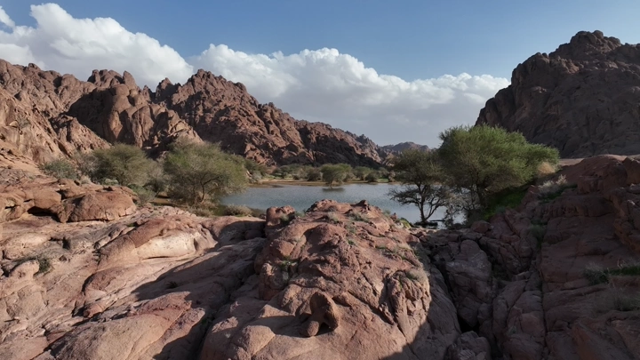 منظر لشعيب الرضفين بعد المطر في حائل، لقطة جوية.