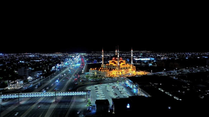 جامع الراجحي في حائل مع معبر مشاه، منظر جوي ليلي.