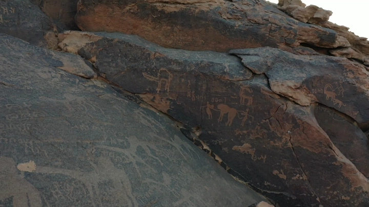 نقوش صخرية ثمودية في جبل أم سنمان جبة حائل، لقطة جوية.