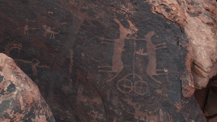 نقش العربة على الصخور في جبل أم سنمان جبة حائل، تصوير عن قرب.