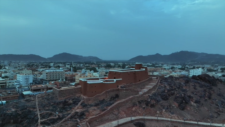 قلعة قصر عيرف في حائل عند الغروب، لقطة جوية.