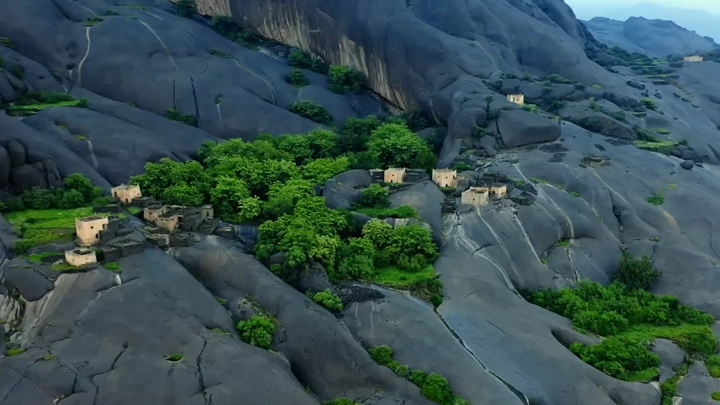 قرية غيّة المعلقة بمحافظة المجاردة في منطقة عسير، لقطة جوية درون