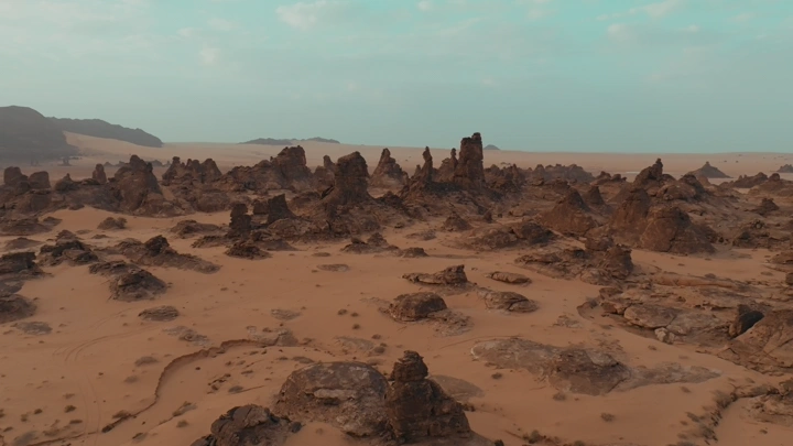 تكوينات صخرية في غراميل المسمى تحت سماء زرقاء، لقطة جوية.