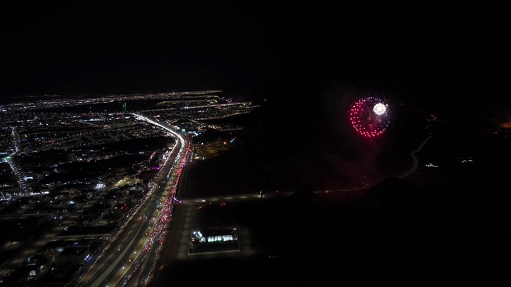 ألعاب نارية في سماء المدينة ليلاً، لقطة جوية.